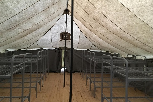 Металлические кровати в палаточном городке при раскопках под г.Ржев